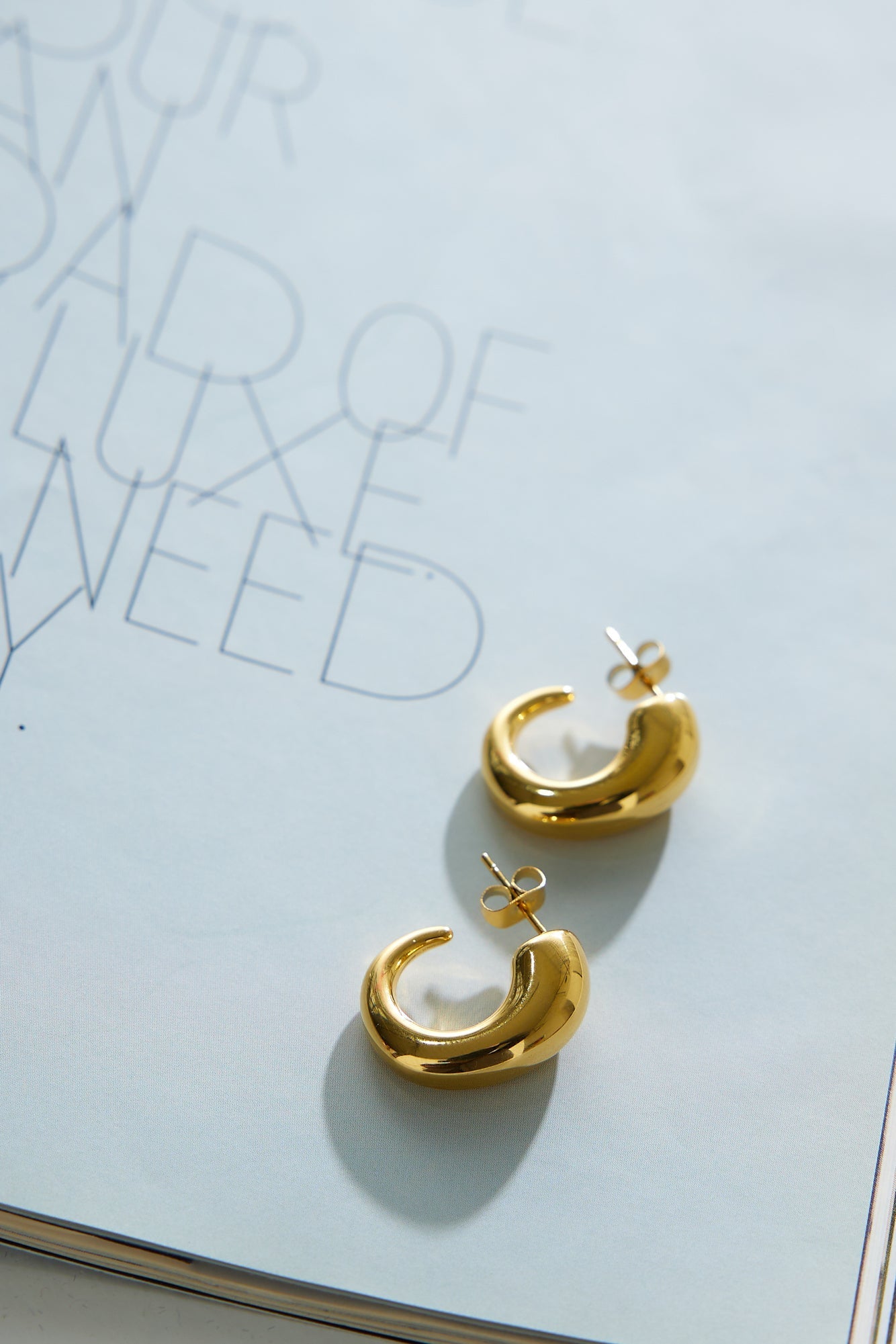 18k Gold Plated Smooth Sleek Hoop Earrings Gold