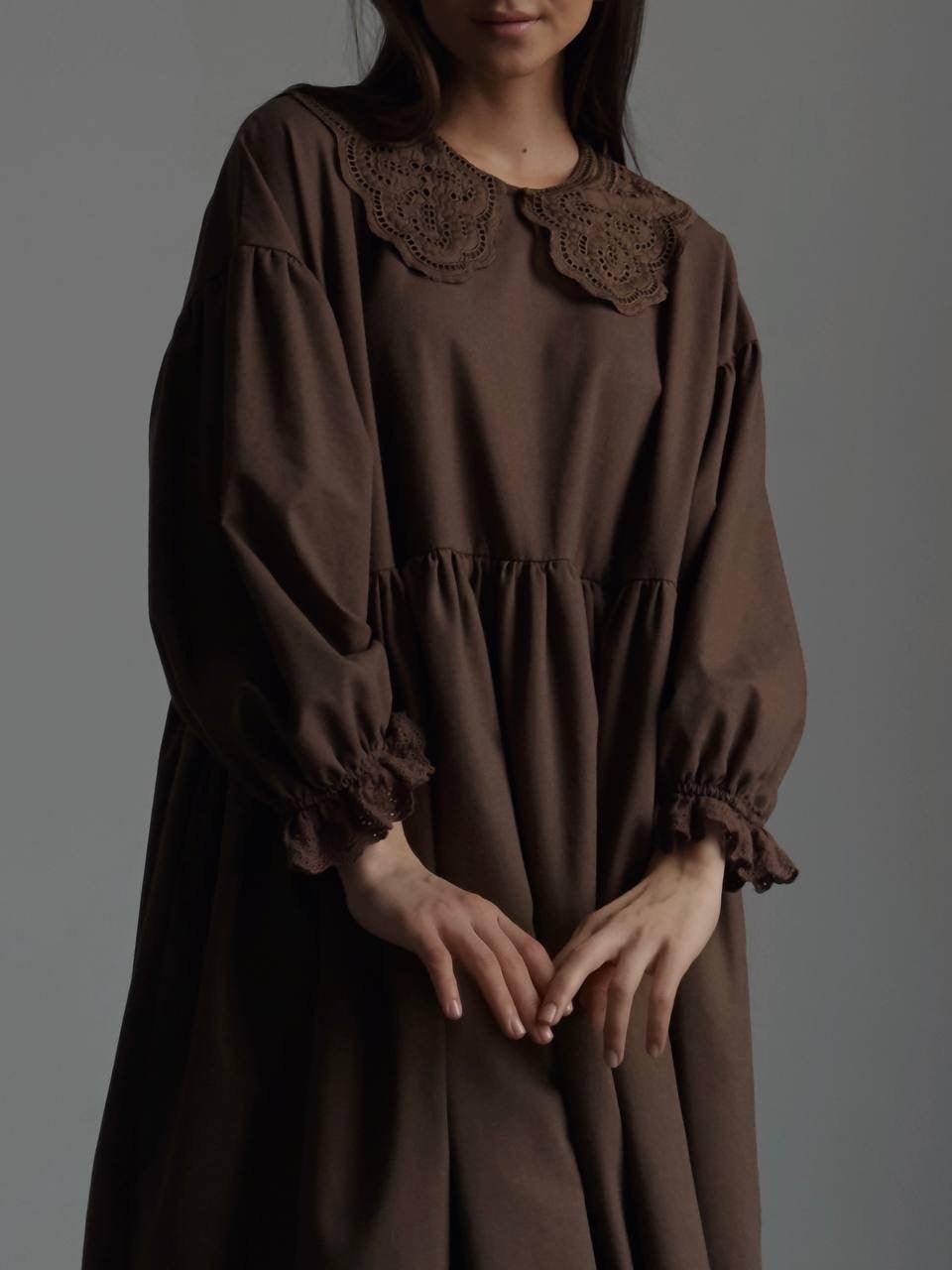 Robe Élégance Bohème en Dentelle Café