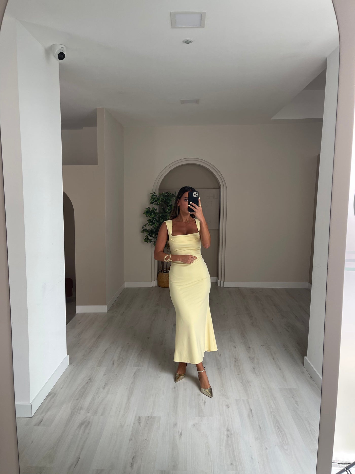 Robe Soleil Doux – Élégance Minimaliste Jaune Pastel