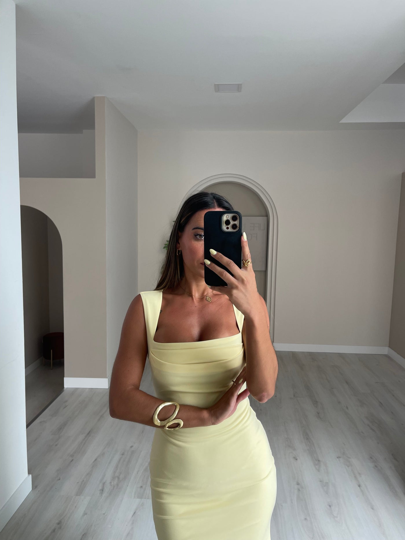 Robe Soleil Doux – Élégance Minimaliste Jaune Pastel